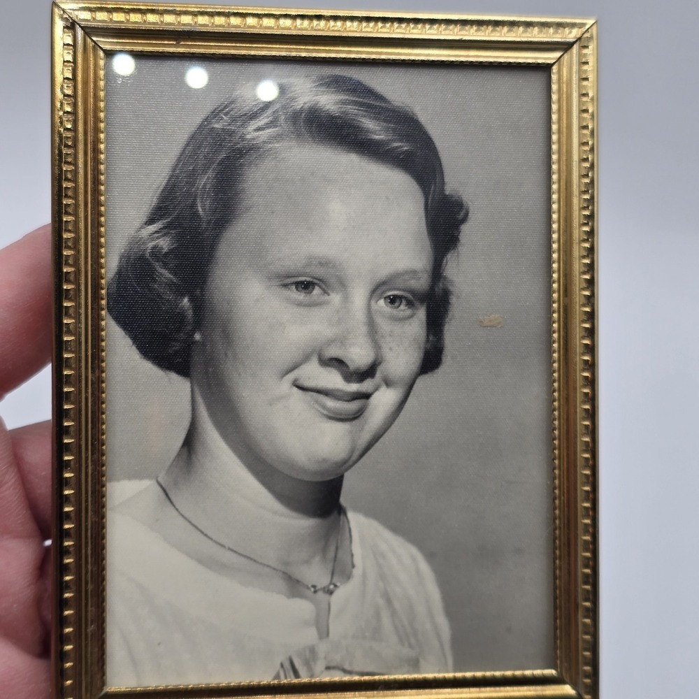 MCM Brass/Gold Tone Metal Picture Frames With Photo Of Teen Girl 70s - Picture 3 of 7
